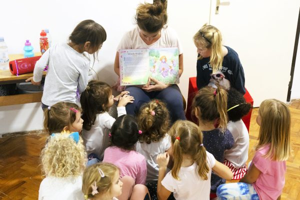 Karolina čita djeci